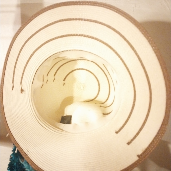 D&Y sun collection hats  ***comes with two hats one white and one off white**** - Picture 3 of 7